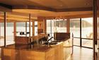 Drewniane okna w nowoczesnej kuchni FOT. MS więcej niż OKNA