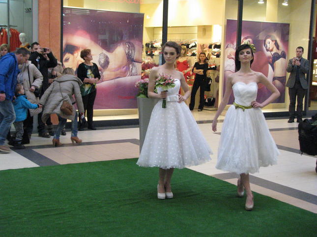 Suknie z salonu Igar, prezentowane przez modelki z agencji Akademia Stylu. Fot. Adam Cyło