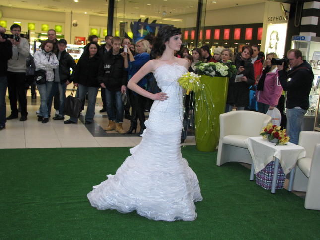 Suknie z salonu Igar, prezentowane przez modelki z agencji Akademia Stylu. Fot. Adam Cyło