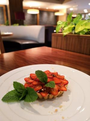tarta z karmelizowanym rabarbarem, truskawkami oraz galaretką z zielonego pieprzu