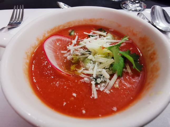 Gazpacho, wywodzącą się z Andaluzji zupę, która nie wymaga gotowania i jest podawana na zimno