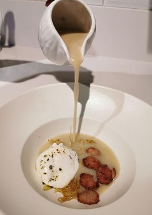 Żurek na zakwasie z mąki żytniej, z jajkiem, podsmażaną cebulką i swojską kiełbasą.