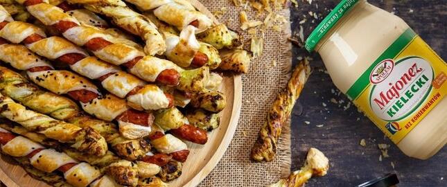 Przepis na zapiekane roladki z kabanosem, ogórkiem i sosem