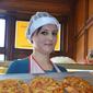 Karolina Ślęzak prezentuje „rzeszowską” pizzę. Fot. KZ