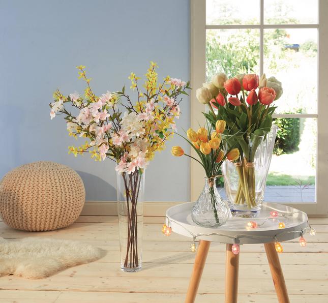 Łańcuch świetlny z pisankami kolorowy długość 120 cm, cena 12,99 zł, ważony różna wielkość cena od 4,00 zł, kwiaty cena od 4,00 zł. Fot. KiK