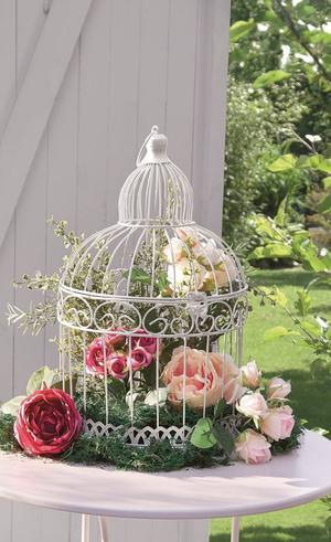 Dekoracyjne klatki dla ptaków bez dekoracji różne rozmiary, cena 19,99 zł piwonia cena 12,99 zł bukiet róż, cena 8,99 zł. Fot. KiK