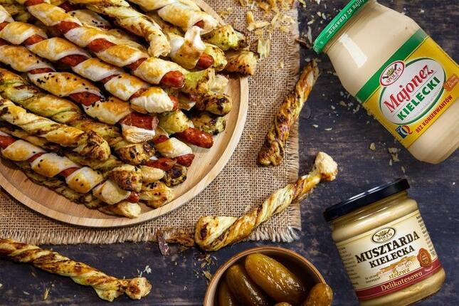 Przepis na zapiekane roladki z kabanosem, og&oacute;rkiem i sosem 