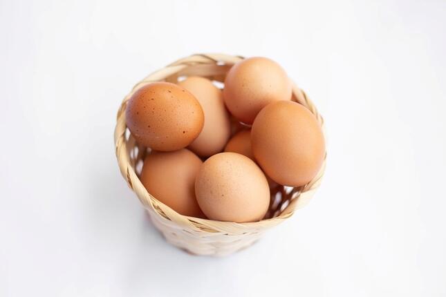 Sieci handlowe rezygnują ze sprzedaży jaj z chowu klatkowego