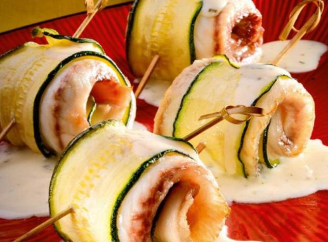 Tilapia zawijana w cukinię z sosem veloutte. Fot. Biedronka.pl